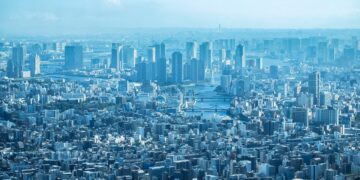The Tokyo government intends to make it mandatory to install solar panels to generate electricity in all new buildings, including individual residential buildings, Japanese media reported.