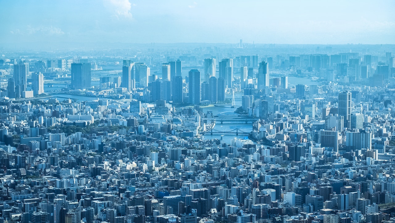 The Tokyo government intends to make it mandatory to install solar panels to generate electricity in all new buildings, including individual residential buildings, Japanese media reported.