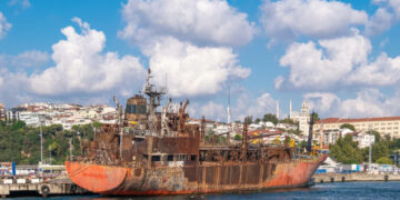 Abandoned ships pose danger for environment in Brazil